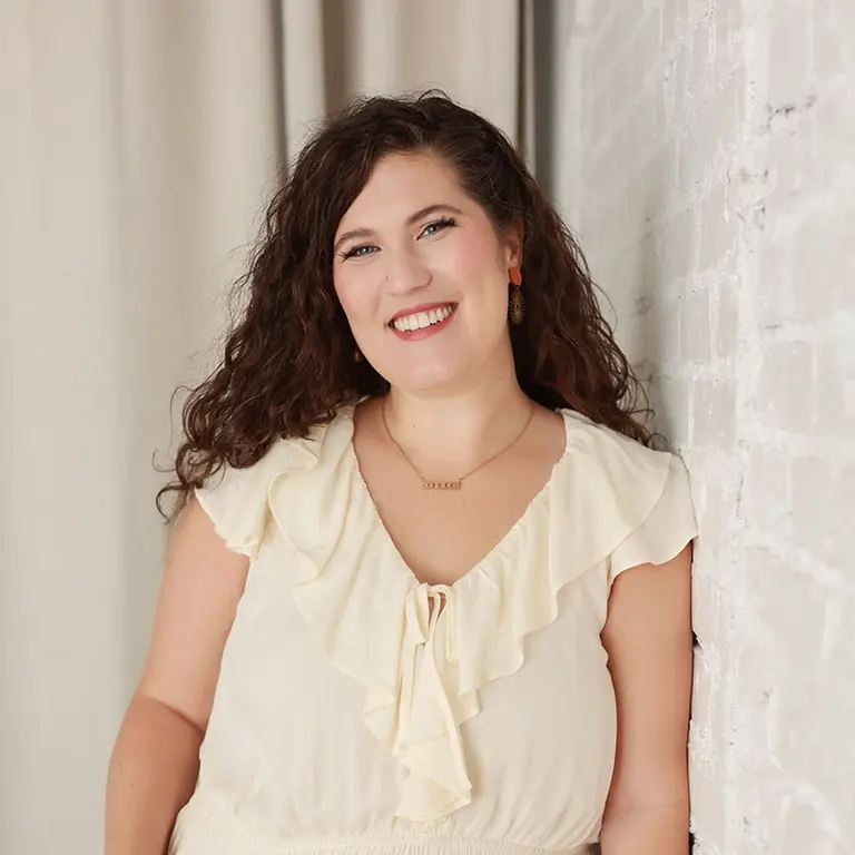 Arianna-Smith-psychotherapist-and-strategic-copywriter